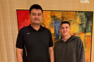 誰來都得變成小矮人！籃網官方曬姚明與新秀杰明合影