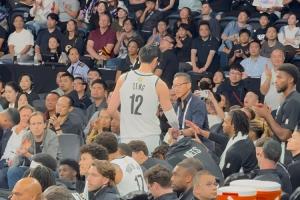 媒體人：蔡老板昨晚和曾凡博擊掌鼓勵他 曾囑咐教練多給小曾機會