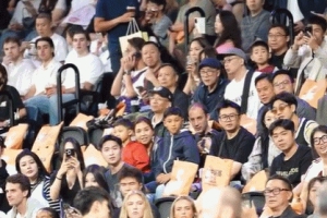 是偶像也是爸爸隊友！周琦兒子“糊糊”被曾凡博抱起 2人親密互動