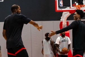 火箭官方曬今日訓練照：KD阿門擊掌慶祝 奧科吉秀霸王舉鼎暴扣