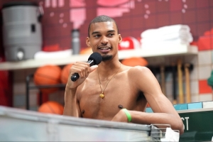 加內(nèi)特：休賽期與文班深入交流了攻防技巧&心態(tài)調(diào)整 沒(méi)垃圾話內(nèi)容