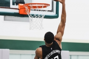 字母哥上身哥哥43號球衣參加訓(xùn)練 雙臂的肌肉輪廓簡直離譜！