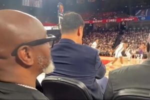 看了又好像沒看！球迷中國賽坐在姚明和奧尼爾身后 啥也看不見