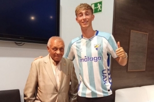 回家！赫伊森造訪青訓母隊馬拉加，身穿馬拉加球衣拍照