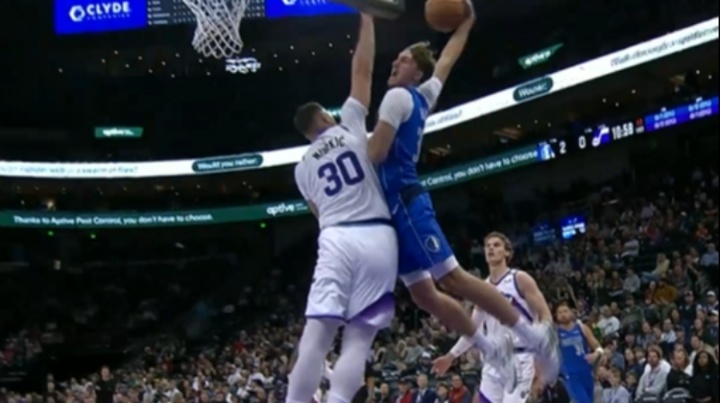 就差一點點！弗拉格底線加速超遠滑翔造成犯規險些隔扣努爾基奇