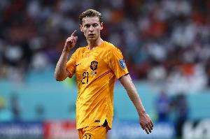 范巴斯滕：德容在荷蘭幾乎從不向前推進或轉(zhuǎn)移球，這令人失望