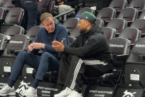 曾共事9年！勇士助教斯托茨和昔日愛徒利拉德賽前場邊聊天