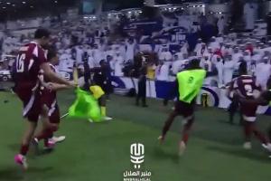 白頭巾氣炸了阿聯(lián)酋球迷被挑釁后瘋狂扔水瓶，沖進(jìn)場內(nèi)扭打