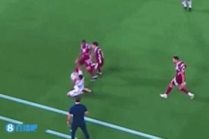 主帥應聲倒地！卡塔爾球員邊線貼臉大腳，皮球正中洛佩特吉面部