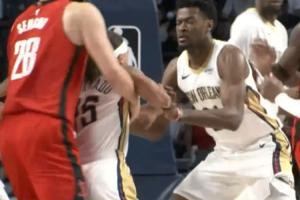 老六想往發(fā)動沖擊被申京直接架住腋下往后一扔險些再摔一跤