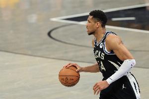 找找狀態！字母哥8投5中得16分7板4助2斷1帽 三節打卡下班