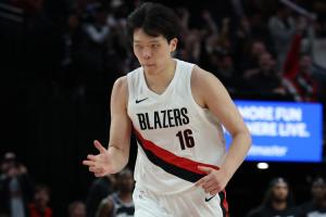 比上場有進步！楊瀚森協(xié)防干擾庫里上籃成功+保護2個籃板