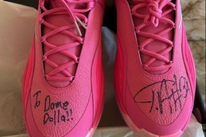 不忘老隊友！利拉德曬出了字母哥給他送來的新款簽名球鞋！