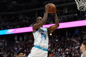 真是太能搶了！迪亞巴特狂搶9個前場板 7投6中&罰球8中6拿到18分