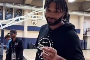 不容易！穆雷挑戰(zhàn)負(fù)角度投籃：前四次框框打鐵 第五次命中