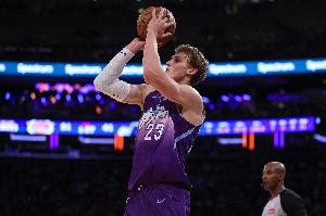 砍分串聯(lián)一把抓！馬爾卡寧首節(jié)5中4高效拿下9分3助1帽