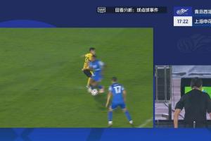 馬納法倒地，主裁看VAR判罰點(diǎn)球！吳曦點(diǎn)射命中，申花1-1西海岸