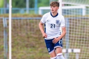 記者：紐卡擊敗曼聯等隊，將以37.5萬鎊+獎金簽約15歲神童中衛