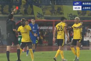 逆天！張呈棟不滿(mǎn)判罰追著邊裁罵，被主裁直紅罰下，西海岸剩9人