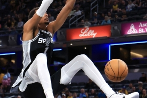 如常！文班半場攻防亮眼但失誤略多 6中4拿11分8板2帽另4失誤