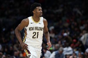 美記：鵜鶘將執行內線伊夫-米西和后衛喬丹-霍金斯的球隊選項