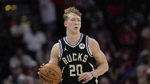 場均7.4分2.4板1.5助！雄鹿官方：與后衛AJ-格林達成多年續約協議