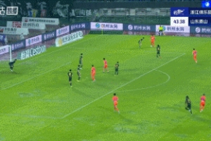 激情滑跪慶祝！黃政宇凌空彈射破門，收獲泰山生涯第二球