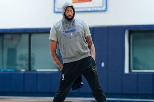 新賽季沖！獨行俠曬球隊訓練照：濃眉冥想 弗拉格激情拍掌