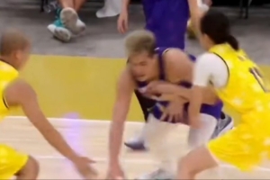 怪不得你單身呢！郭艾倫拉開單挑趙爽 一波蝴蝶穿花晃倒對手