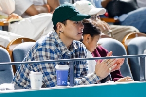 王大雷現場觀戰WTA寧波站單打決賽，他昨天在杭州踢完中超