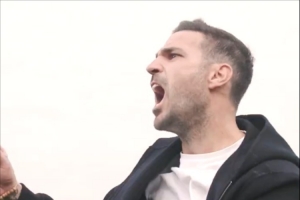 激情！戰勝尤文后小法沖入球員堆慶祝，向看臺“農夫三拳”謝場