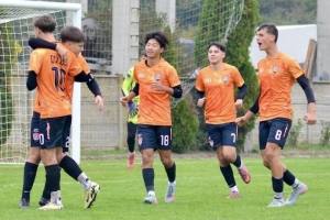 首秀驚艷！萬項(xiàng)代表杜利亞伊足球?qū)W院首發(fā)出戰(zhàn)，幫助球隊(duì)大勝