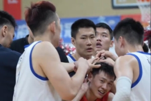 三戰(zhàn)全勝！遼籃大勝結(jié)束丹東站熱身賽 賽后按著王嵐嵚喊加油