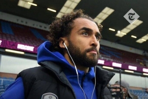 郵報：伯恩利vs利茲聯進行單膝跪地儀式時，勒溫拒絕跪地選擇站立