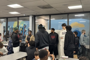 開拓者在當?shù)刈晕姨嵘行呐c孩子們做活動 楊瀚森和利拉德現(xiàn)身