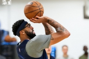 新賽季沖！獨行俠訓練照：弗拉格扣籃 濃眉戴護目鏡投籃 歐文現身