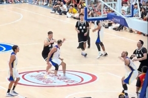 赫羅納男籃14號(hào)防守趙睿頻繁下小動(dòng)作 周鵬揮拳直接將其擊倒在地