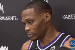 記者問威少是否是生涯最后一賽季 威少復(fù)刻經(jīng)典表情包并予以否認(rèn)