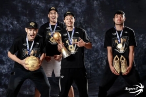 「久」志凌云，「事」在必得！上海久事冠軍定妝照新鮮出爐！