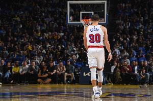 助教：庫(kù)里不可能成為健身房里最壯的人且不損手感 這需要平衡