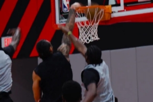 亞當斯顏扣卡佩拉+夢幻聯動申京！火箭官媒曬隊內訓練視頻