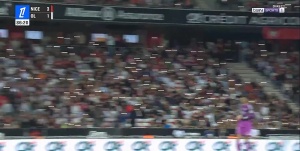 鬧烏龍！因誤將球迷反恐口號聽成恐同口號，法甲裁判中斷比賽