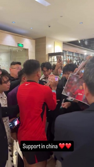 大明星林皇！林加德被中國球迷圍著簽名，踢個亞冠客場成了見面會
