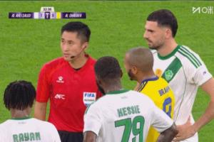 前皇馬球員何塞盧不斷抗議，馬寧解釋無果怒吼“get out”！