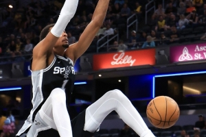 武圣：文班的沖擊力又進化了 我真覺得他這賽季能場均四雙