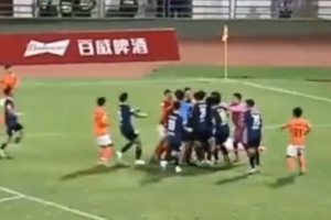 川超有球員被踩中踝關節骨裂，引發雙方球員沖突