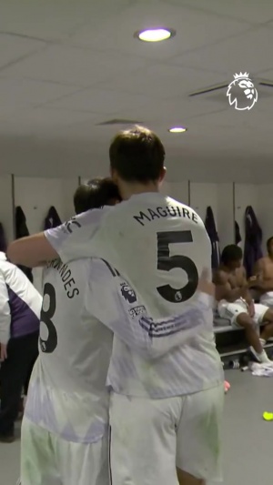 英雄凱旋！馬奎爾賽后回到更衣室，隊友拍頭鼓掌歡迎+B費搞怪慶祝