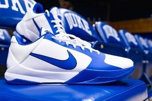 白藍配色！杜克大學曬出最新專屬非市售Kobe 5球鞋
