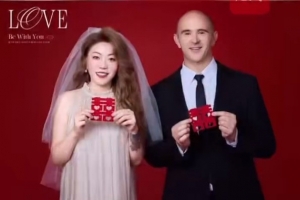 蘇超南京隊外籍主帥成南京女婿！妻子發文：愿年年相伴一切如意