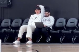 英語進(jìn)步很大！楊瀚森和助教看錄像 翻譯一直不在全程靠自己！